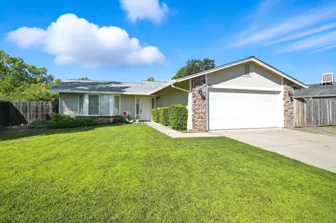 391 Woodhill Dr, Redding, CA 96003