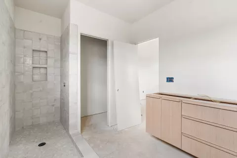Bath - 1319 Ridge Dr, Redding, CA 96001 photo 3 of 5