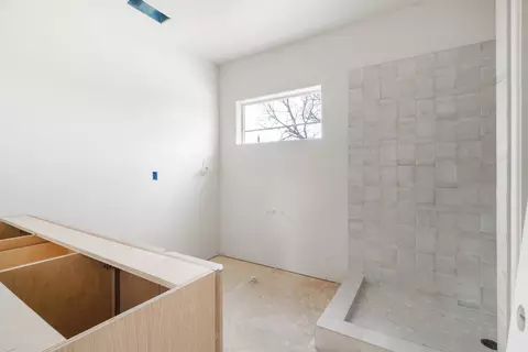 Bath - 1319 Ridge Dr, Redding, CA 96001 photo 1 of 5