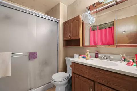 Bath - 2760 Oriole Dr, Red Bluff, CA 96080 photo 2 of 2