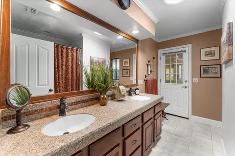 Bath - 4664 Alta Camino Dr, Redding, CA 96002 photo 5 of 6