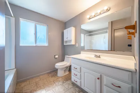 Bath - 18938 River Ranch Rd, Anderson, CA 96007 photo 2 of 3