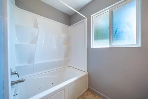 Bath - 18938 River Ranch Rd, Anderson, CA 96007 photo 3 of 3