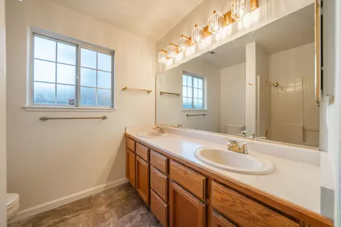 Bath - 6412 Oxbow St, Redding, CA 96001 photo 1 of 3