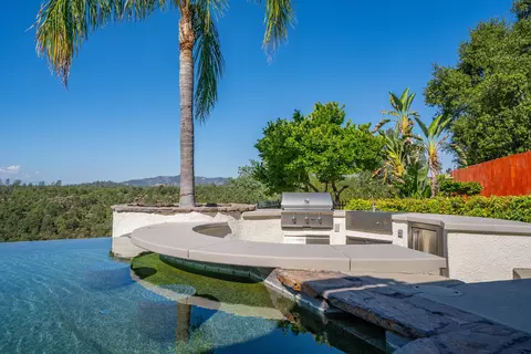 Exterior - 2570 Crescent Moon Ct, Redding, CA 96001 photo 5 of 11