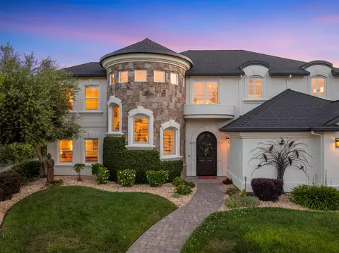 2570 Crescent Moon Ct, Redding, CA 96001