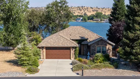 19056 Shoreline Dr, Cottonwood, CA 96022