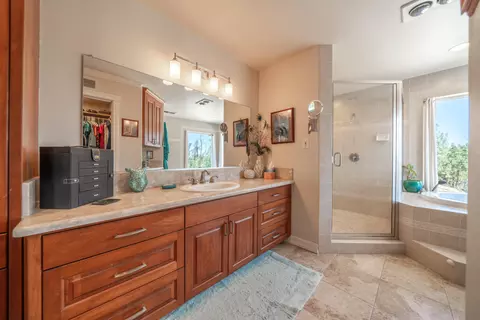 Bath - 7954 Placer Rd, Redding, CA 96001 photo 1 of 4