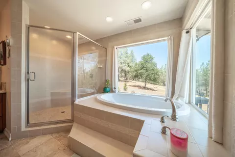 Bath - 7954 Placer Rd, Redding, CA 96001 photo 3 of 4