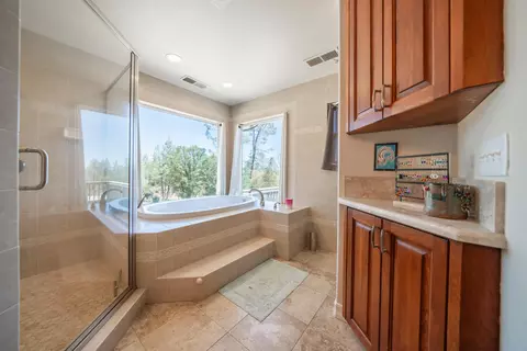 Bath - 7954 Placer Rd, Redding, CA 96001 photo 2 of 4