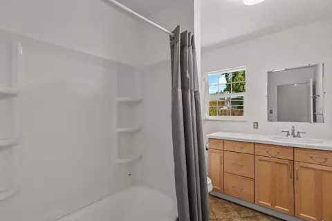 Bath - 620 Dee Ct, Redding, CA 96002 photo 1 of 2