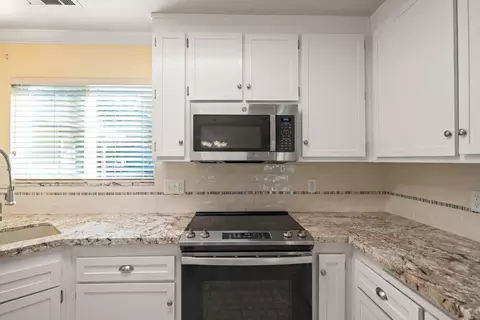Kitchen - 6849 Creekside St, Redding, CA 96001 photo 4 of 4
