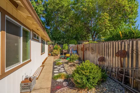 Exterior - 6849 Creekside St, Redding, CA 96001 photo 15 of 17