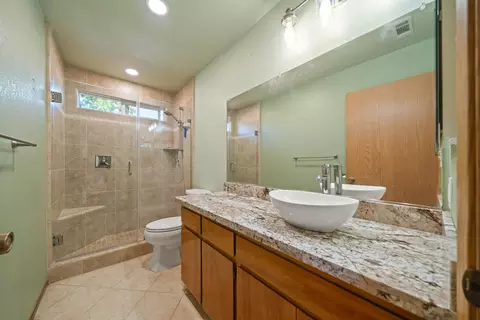 Bath - 6849 Creekside St, Redding, CA 96001 photo 1 of 3