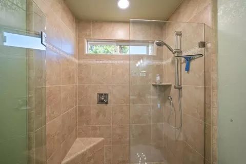 Bath - 6849 Creekside St, Redding, CA 96001 photo 2 of 3
