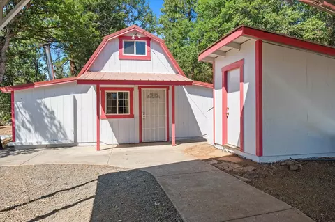 30075 Day Rd, Mcarthur, CA 96056