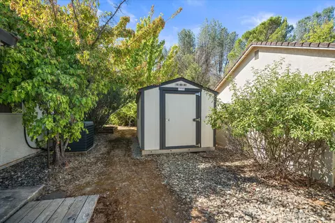Exterior - 1798 Vinson Dr, Redding, CA 96003 photo 7 of 9