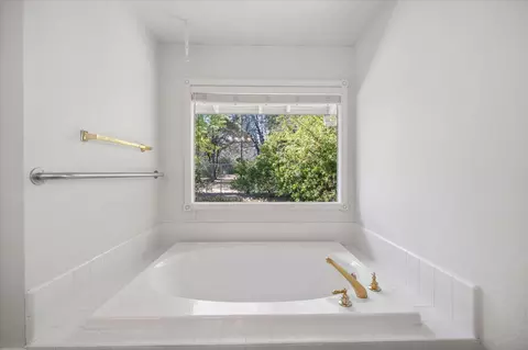 Bath - 1798 Vinson Dr, Redding, CA 96003 photo 2 of 3