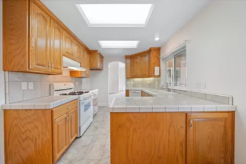 Kitchen - 693 Yolla Bolly Trl, Redding, CA 96003 photo 2 of 2