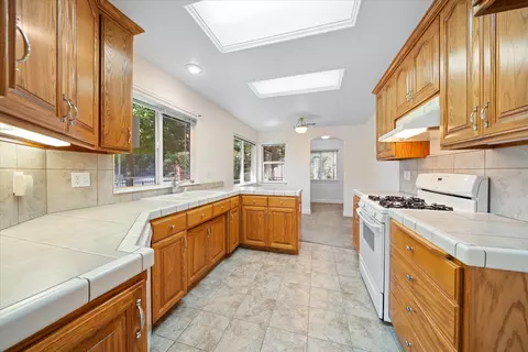 Kitchen - 693 Yolla Bolly Trl, Redding, CA 96003 photo 1 of 2