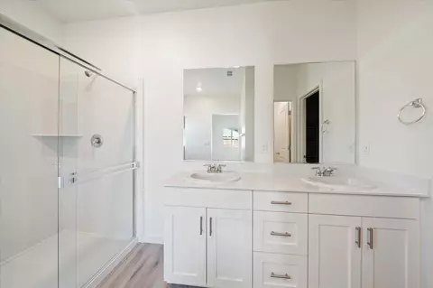 Bath - 5545 Feathers Ave, Redding, CA 96002 photo 2 of 4