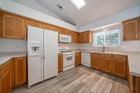 1302 Madewood Ln, Redding, CA 96002 photo 9