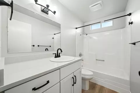 Bath - 1312 Dominion Dr, Redding, CA 96002 photo 3 of 3