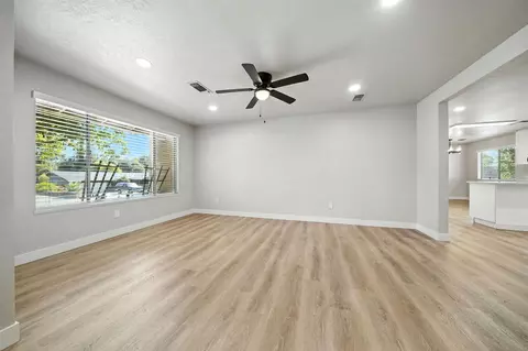 Living - 1312 Dominion Dr, Redding, CA 96002 photo 2 of 6
