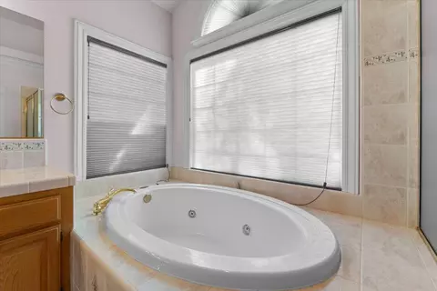 Bath - 2571 Eastbrook Dr, Redding, CA 96002 photo 3 of 3