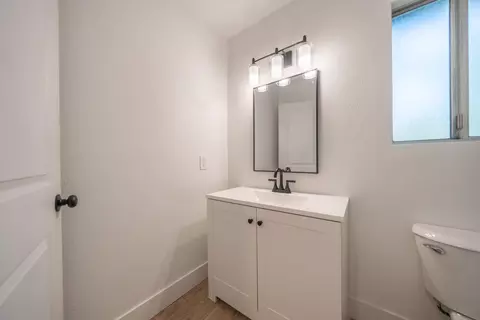 Bath - 6685 Southgate Dr, Redding, CA 96001 photo 2 of 3