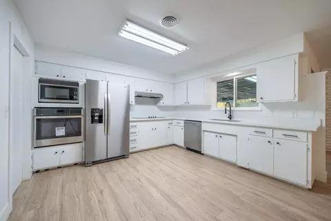 Kitchen - 6685 Southgate Dr, Redding, CA 96001 photo 1 of 2