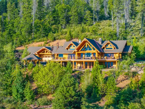 4620 W A Barr Rd, Mount Shasta, CA 96067
