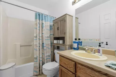 Bath - 1637 Lacey Ln, Redding, CA 96003 photo 1 of 4