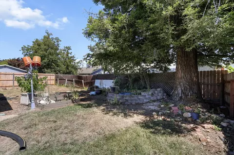 Exterior - 1637 Lacey Ln, Redding, CA 96003 photo 5 of 7