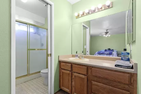 Bath - 1637 Lacey Ln, Redding, CA 96003 photo 3 of 4