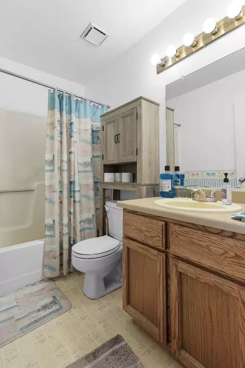 Bath - 1637 Lacey Ln, Redding, CA 96003 photo 2 of 4