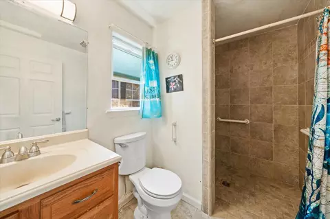 Bath - 2396 Wilsey Dr, Redding, CA 96001 photo 1 of 2
