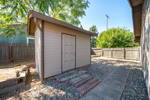 Exterior - 1201 Echo Rd, Redding, CA 96002 photo 11 of 19