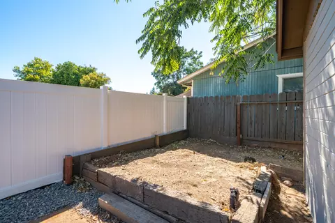 Exterior - 1201 Echo Rd, Redding, CA 96002 photo 14 of 19