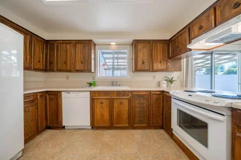 Kitchen - 1201 Echo Rd, Redding, CA 96002 photo 3 of 4