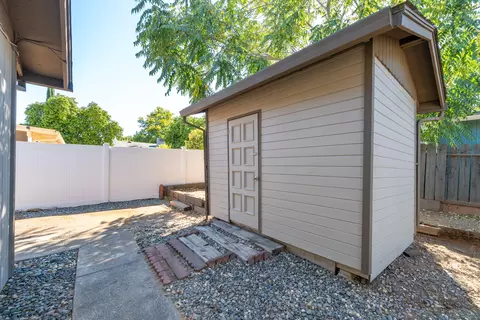 Exterior - 1201 Echo Rd, Redding, CA 96002 photo 12 of 19