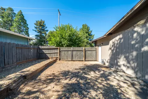 Exterior - 1201 Echo Rd, Redding, CA 96002 photo 16 of 19