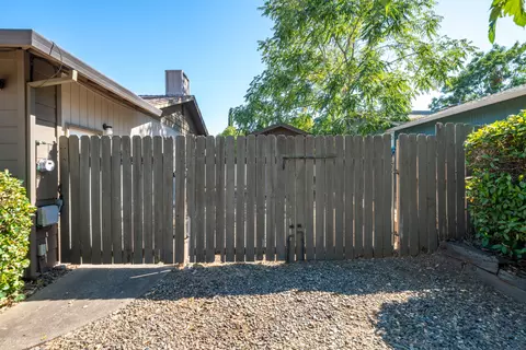 Exterior - 1201 Echo Rd, Redding, CA 96002 photo 17 of 19