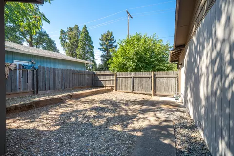 Exterior - 1201 Echo Rd, Redding, CA 96002 photo 15 of 19
