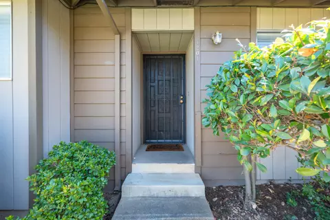 Entry Way - 1201 Echo Rd, Redding, CA 96002 photo 1 of 2