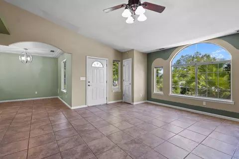 Living - 1470 Setter Dr, Redding, CA 96003 photo 2 of 5