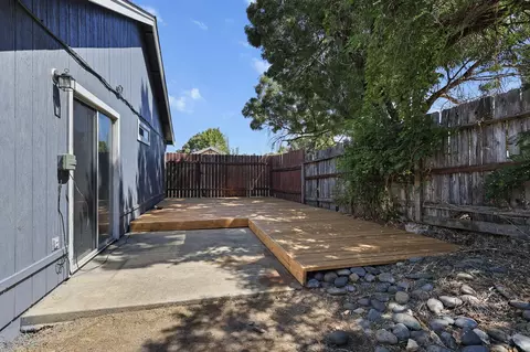 Exterior - 1470 Setter Dr, Redding, CA 96003 photo 4 of 8