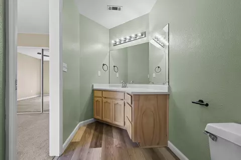 Bath - 1470 Setter Dr, Redding, CA 96003 photo 4 of 5