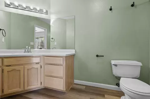 Bath - 1470 Setter Dr, Redding, CA 96003 photo 5 of 5