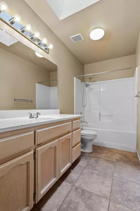 Bath - 1470 Setter Dr, Redding, CA 96003 photo 2 of 5